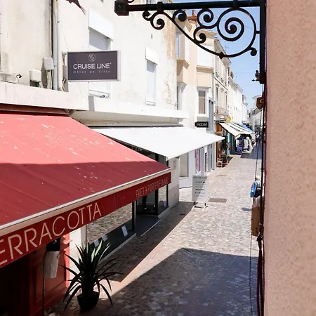 Idealement Situe - Centre Des Sables - 6 Personnes