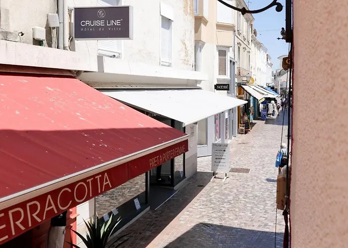 Idealement Situe - Centre Des Sables - 6 Personnes